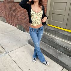 #concert #converse #outfitidea #outfittrends #lowrisejeans Converse Outfit, Cute Fits, Concert Outfit, Spring Outfit, Yoga Pants, Trendy Fashion, Concert