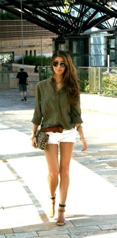 Loose top tucked into shorts. Stile Hippie Chic, Rok Mini, Olive Shirt, Women Street, Summer Fashion Trends