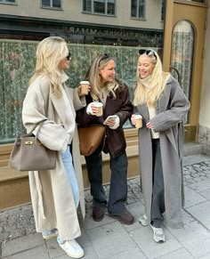 Euro Winter, Nyc Winter Outfits, It Girl Lifestyle, Winter Nyc, Custom Outfits, New York Outfits, Capsule Wardrobe Outfits