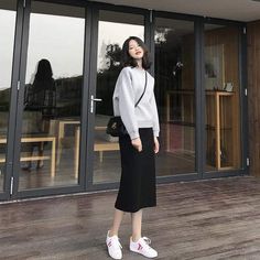 Span Skirt Outfit, Tight Midi Skirt Outfit, Black Midi Skirt Outfit Casual, Japanese Spring Outfits, Osaka Outfit, Korean Minimalist Fashion, Long Midi Skirt