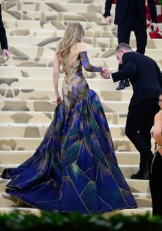 Gigi Hadid in Versace at the 2018 Met Gala Gigi Hadid Stained Glass Dress, Gigi Hadid Peacock Dress, Haute Couture Ball Gowns, Stained Glass Gown, Stain Glass Dress, Metgala Inspired Outfits, Blue Gala Dress, Glass Outfit, Gigi Hadid Met Gala