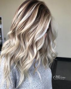 Painted Shadows . I painted a ribbon effect to get this look! Oligo was my paint , olaplex was my muscle , redken was my gloss … Winter Hair Colour For Blondes, Mushroom Blonde, Beachy Blonde, Long Bobs, Icy Blonde Hair, Blond Balayage, Color Balayage, Dark Roots Blonde Hair, Balayage Blonde