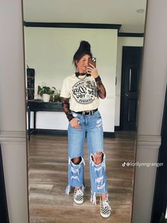 Graphic Tee Outfit With Jeans, Baggy Ripped Jeans Outfit Winter, Shopping Outfit Ideas Winter, Vans With Leggings Outfits, Coffee Barista Outfit, Alt Concert Outfit Plus Size, Outfit Ideas With Braids, Sahm Fall Outfits, Chill Everyday Outfits