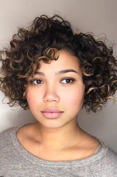 Haircuts for Plus-Size Curly Hair 16 Ideas: Embrace Your Curls with Confidence Kręcony Bob, Hairstyles For Fat Faces, Chubby Face Haircuts, Short Curly Hairstyles For Women, Chubby Face, Short Curly Hairstyles, Short Curly Haircuts, Haircuts For Curly Hair, Curly Hair Women