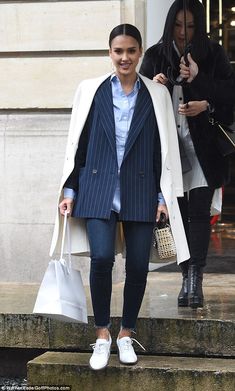 Jessica Alba Autumn Style, Jessica Alba Outfit Casual, Jessica Alba Fashion, Jessica Alba Street Style, Striped Blazer Outfit, Jessica Alba Outfit, Jeans Heels Outfit, Jessica Alba Style, Androgynous Look