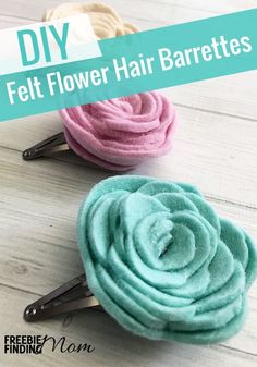 two flower hair pins sitting next to each other on top of a wooden table with text overlay that says diy felt flower hair barrets