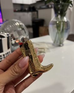 Cowboy Boot Lighter, Boot Lighter, Cool Lighters, Keramik Design, Mia 3, Cool Ideas, Golden Girl