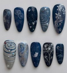 Black Roses Nail Designs, Blue Nails Not Acrylic, Artsy Gel Nails, Laufey Nails Ideas, Dark Theme Nails, Blue Grunge Nails, Dark Blue Aesthetic Nails, Wave To Earth Nails