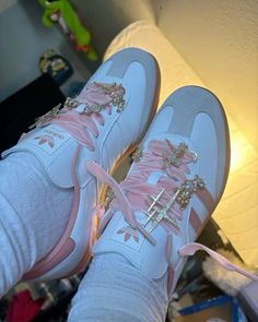 Shoes Asthetic Pics, New Sneakers Insta Story, Calm Concert Outfit, Shoes Inspo Women, Low Top Sneakers Women, Cute Girly Shoes Sneakers, Birthday Shoes Sneakers, Shoes With Thick Laces, Bows On Shoes