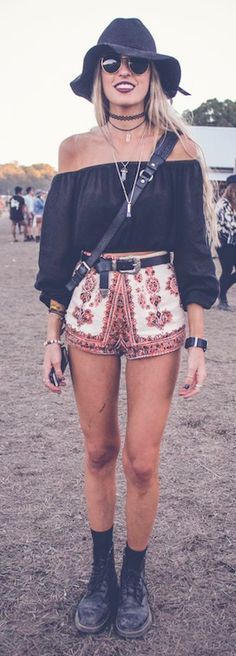 Festival Fashion, makeup, outfit ideas and style tips. Get the boho-chic/hippie look. Kitchen Pinup, Geek Outfit, Moda Coachella, Boho Chique, Boho Mode, Look Festival, Fest Outfits, Festival Trends, Mode Hippie