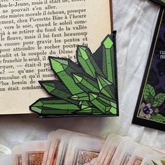 NEW SHOP: https://manoircuriosites.com with new and unique pieces (candles, wreaths and pentacles, cushions, pumpkins and cauldrons, tapestries and more stock EMERALD CRYSTALS BOOKMARK Keep your page like magic! Are you tired of bookmarks that get corroded, that you finally have to throw away when you liked it so much? Le Manoir offers you a durable alternative: the leatherette bookmark! * Made of leatherette fabric, lined with a leatherette * Printed with environmentally friendly inks * Designe Bookmark Crochet Tutorial, Bookmark Easy, Crystal Bookmark, Bookmark Crochet, Handmade Bookmarks Diy, Penanda Buku, Curiosity Cabinet, Crochet Bookmark Pattern, Crochet Bookmark