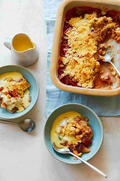 a casserole dish filled with fruit and topped with crumbled toppings