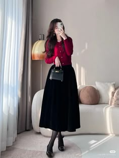 Korean Christmas Outfit, Modest Christmas Outfit, Japan Outfit Ideas, Korean Outfits Men, Aesthetic Korean Fashion, Korean Christmas, Japanese Minimalist Fashion, Korean Fashion Skirt