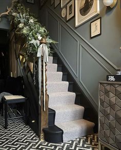 modern stylish classy stair wall decor ideas Edwardian Hallway, Stairs And Hallway Ideas, Victorian Hallway, House Staircase, Hallway Inspiration, Staircase Decor, Edwardian House, Dark Home Decor