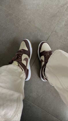 New Nike Dunks, Nike Dunks Aesthetic Outfit, Sneakers For Women Nike, Nike Dunks Brown, Nike Shoes Brown, Brown Nike Dunks, Nike Shoes Aesthetic, Brown Dunks, Nike Dunk Shoes