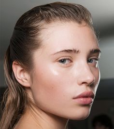 The Best No-Makeup Makeup Looks From Paris Fashion Week via @ByrdieBeautyUK No Makeup Look, Makeup Cantik, Makeup 2017, No Makeup Makeup, Makeup Hacks Beauty Secrets, Beauty Regime, Glow Skin