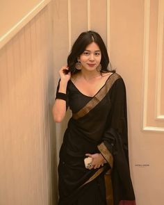 Saree For Traditional Day In College, College Saree Look, Traditional Day Outfit For College, Traditional Day Outfit For College Saree, Black Saree Aesthetic, Farewell Sarees Colleges, Retro Saree Look, Sarees For Farewell