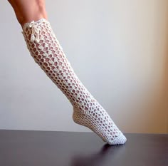 Woman lace Knee high socks Crochet Boot Socks, Crochet Socks Pattern, Crochet Diy Tutorial, Slippers Crochet, Barefoot Sandal, Womens Crochet Patterns, Crochet Boots, Leg Warmer, Crochet Socks