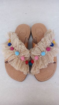 Sandal Rajut, Shoe Refashion, Decorating Flip Flops, Crochet Flats, Shoe Makeover, Flat Slippers, Stylish Crochet