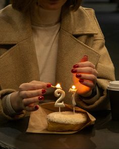 Зажжение праздничных свеч на пончике Birthday Photo Idea In Nature, Birthday Cake Photography Ideas, Cute Girly Photography, Birthday Zhest Idea, Birthday Themes For 27th Birthday, B Day Pictures Photo Ideas, Autumn Birthday Aesthetic, Birthday Aesthetic Photo Ideas, October Birthday Photoshoot