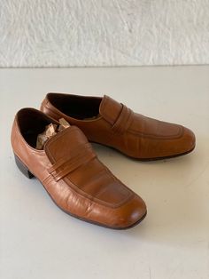 Vintage men's Florsheim shoes from their Designer Collection.  Square toe style in caramel brown leather with leather soles.  Very good vintage with creasing and moderate wear to the soles.  Minor scuffs here and there. 10 7/8" exterior heel to toe 1 1/4" heel height 3 1/2" ball of foot 1980s Glass Bottoms Men Dress Shoe, 70s Shoes, Mens Loafers, Caramel Brown, Leather Loafers, Slip Ons, Designer Collection, Loafer Shoes, Loafers Men