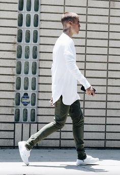 Mode Hip Hop, Justin Bieber Outfits, Justin Bieber Style, Urban Wear Women, Walking Down The Street, Men Street, Green Pants, Urban Wear, Urban Outfits