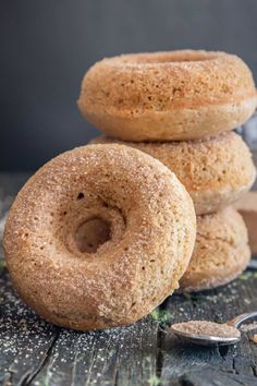 These Baked Cinnamon Donuts, are a fast and easy breakfast, dessert or snack idea. A soft and delicious cinnamon sugar baked Doughnut is perfect anytime! A light and fluffy baked cake donut is sure to make your days brighter. Italian Lemon Cookies, Lemon Biscotti, Donut Flavors, Lemon Pudding Cake, Baked Cake, Cinnamon Donuts, Cinnamon Cake, Lemon Muffins, Homemade Donuts