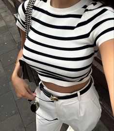 Striped Tee Outfit, Short Sleeve Knit Top, T Shirts For Girls, Chic Sweaters, Knitted Tshirt, Looks Style, Trendy Tops, Striped Tee, Striped Knit