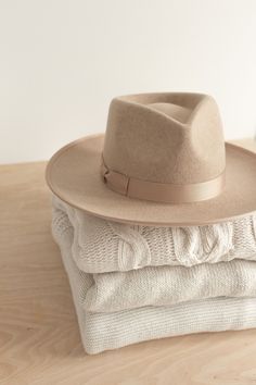 Womens Western Hats, Women Hats Fashion, Clothing Photography, Western Hats, Beige Aesthetic, Neutral Fashion, Brown Aesthetic, Winter Mode, White Aesthetic