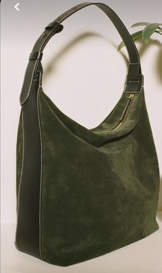 Soft Natural Purses Kibbe, Tasker Fashion, Dark Green Purse, Green Bag Outfit, Handbag Aesthetic, Walk Photo, Green Shoulder Bag, Tan Bag, Green Purse