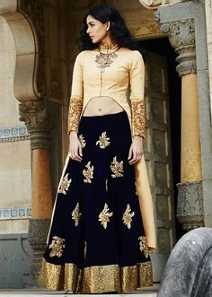 Bollywood styl Kalki Saree, Blue Designer Lehenga, Cream Lehenga, Lehenga Blue, Navy Blue Lehenga, Latest Lehenga Designs, Indian Ethnic Wear For Women, Wedding Navy, Ethnic Wear For Women