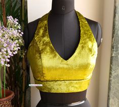 Halter V Neck Blouse, Sleeveless Deep Neck Blouse Designs, Sleeveless Lengha Blouse, Halter Neck Blouse Designs Saree, Halter Saree Blouse Design, Halter Neck Lehenga Blouse, V Blouse Design, Bohemian Fitted Sleeveless Blouse Piece, Fitted Bohemian Sleeveless Blouse Piece