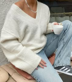 Australian Winter Fashion, Outfits Los Angeles, Grey Sweater Outfit, Australian Winter, T Shirt Outfits, California Outfits, Preppy Sweater