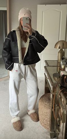 Sweatshirt Set Outfit, Neutral Aesthetic Outfits, Cold Fashion, Stylish Loungewear, Fall Winter Fashion, Winter Inspo, Winter Fits, Fashion Winter