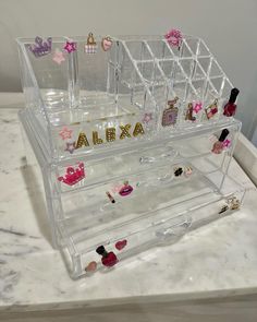 Beautiful, personalized acrylic makeup organizers for your pre-teen, sister, mom, aunt, daughter or for anyone who loves makeup products and needs a beautiful place to organize them! How To Organize Your Makeup, Acrylic Makeup Organizers, Teen Makeup, Rangement Makeup, Lip Gloss Cosmetics, Acrylic Organizer Makeup, Makeup Organizers, Makeup For Teens, Personalized Acrylic