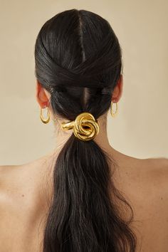 Experience timeless elegance with the Glossy Knot Pony Cuff. Refreshed from the best-selling Glossy Knot Barrette, this glossy knot cuff wraps around your tresses for an undeniably sophisticated look. Perfect for any formal event or night out on the town, this classic accessory ensures you're always dressed to impress. Knot Ponytail, Boho Styl, Hair Cuffs, Stil Boho, A Ponytail, Styl Boho, Long Hair Styles Men, Boho Stil, Hair Tie