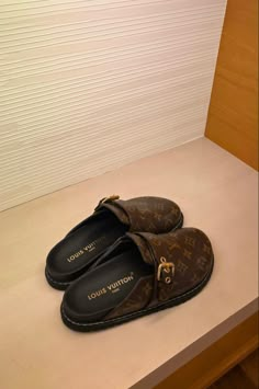 Louis Vuitton Slides, Shoes Aesthetic, Pretty Sandals, Aesthetic Luxury, Jordan Shoes Retro, Fashion Shoes Sandals