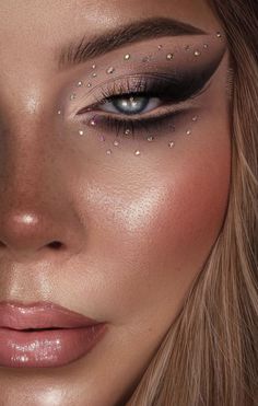 New Year Party Makeup, Makeup Looks Silver, Eye Makeup With Crystals, Silver Glitter Glam Makeup, Silver Rave Makeup, New Year Makeup, Glitter New Years Eve Makeup, New Year’s Eve Makeup Glitter, Editorial Silver Makeup