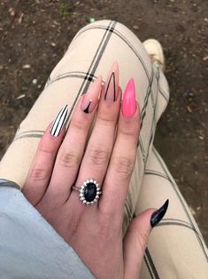 White Nails With A Pop Of Color, Simple And Cute Nails, Nails Art Summer, Nails Ideas For Summer, Cute Nails Ideas, Hottest Summer Nails, Nail Art Paillette, Shrunken Heads, Summer Nails 2023