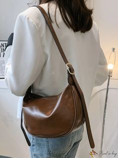 BirdinBag - Sleek Hobo Handbag: A Chic and Contemporary Essential Minimalist Fashion Women Outfits, My Style Bags, Brown Crossbody Bag, Hobo Handbag, Brown Crossbody, Handbag Patterns, Word Wrap, Style Minimalist