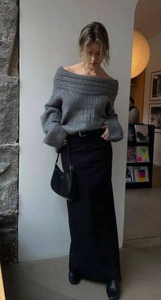 Source Unknown Sweater, Winter 2024 Fashion Trends, Winter 2024 Fashion, 2024 Fashion Trends, Fashion 90s, Winter Skirt Outfit, Italy Outfits, 90's Fashion