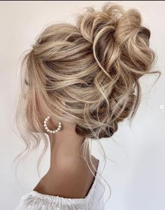 Blonde Bridesmaid Hairstyles, Beach Wedding Updo Hairstyles Bridesmaid, Bridesmaid Hair Volume, Pam Anderson Wedding Hair, Wedding Updo For Bride, Flirty Updo, Low Textured Bun, Textured Bun, Bridesmaid Hair Inspo