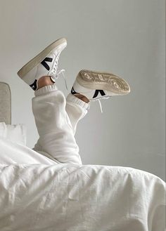 Spring Aesthetic, Sneakers Outfit, Pretty Shoes, Aesthetic Photo, White Sneakers, Fitness Inspo, Photo Dump