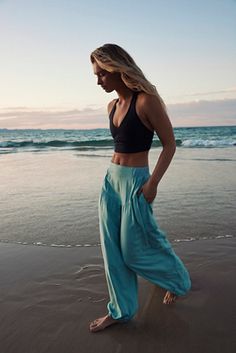 Final Stretch Pants | Free People Beachy Boho Outfits, Women Cargo Pants Outfit, Summer Outfits Athletic, Alt Summer Outfits, Vintage Summer Outfits, Stylish Tips, Full Length Pants, Modest Summer Outfits, Cargo Pants Outfit