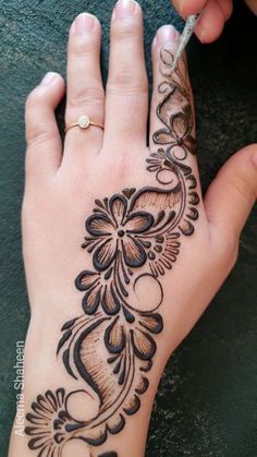 Henna Designs Big, Hibiscus Henna Designs, Christian Henna Designs, Henna Logo Design, Hip Henna, Henna Hibiscus, Henna Crown, Henna Flowers