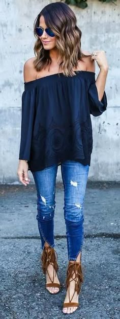 Off the shoulder top. Mode Tips, Top Jeans, Mode Inspo, 인물 사진, Off The Shoulder Top