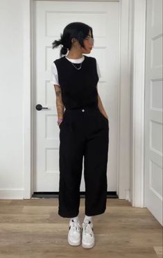 Ideas para llevarte un chaleco a la Uni sin verte viejita | Es la Moda Looks Adidas, Androgynous Outfits, Business Casual Outfits For Work, Work Fits, Neue Outfits, Looks Black, Outfit Trends, Business Outfit, Mode Inspo