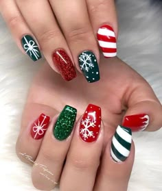 Christmas Nail Trends 2023, Christmas Gel Polish Nails, Christmas Toe Designs, Thanks Giving Nail Art, Christmas Nails Nail Art, Christmas Nails Ideas Holiday, Cute Gel X Nails, Pre Christmas Nails, Christmas Gel Manicure