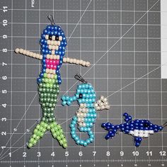 some beads are being made to look like people