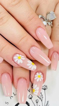 Blush Nail Designs, Blush Nail, Daisy Acrylic Nails, Tan Nails, Daisy Nail Art, Chic Nail Art, Blush Nails, Dipped Nails